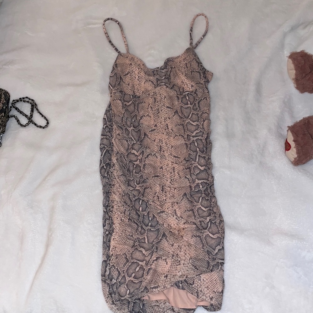 LIGHT PINK & GRAY SNAKESKIN PRINT DRESS